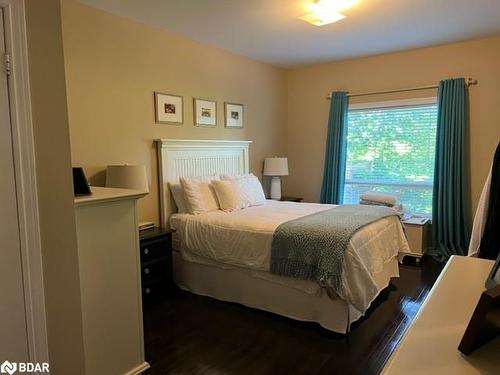 82 Versailles Crescent, Barrie, ON - Indoor Photo Showing Bedroom