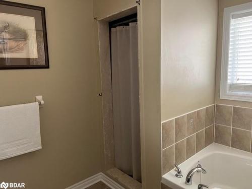 82 Versailles Crescent, Barrie, ON - Indoor Photo Showing Bathroom