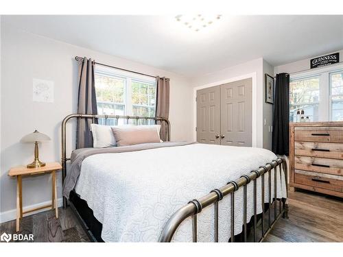 33 Frank Street, Wasaga Beach, ON - Indoor Photo Showing Bedroom