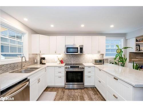 33 Frank Street, Wasaga Beach, ON - Indoor Photo Showing Kitchen With Double Sink With Upgraded Kitchen