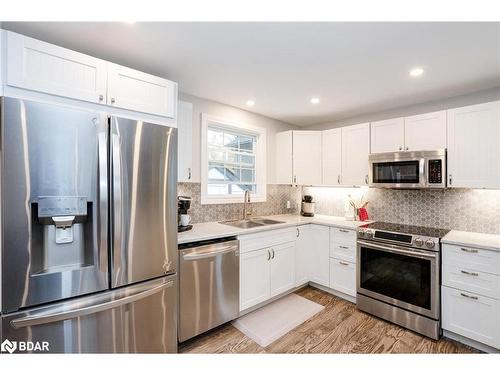 33 Frank Street, Wasaga Beach, ON - Indoor Photo Showing Kitchen With Double Sink With Upgraded Kitchen