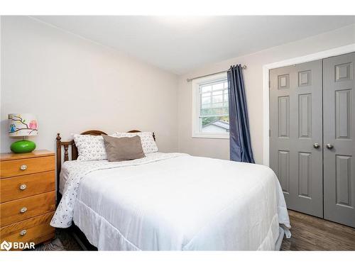 33 Frank Street, Wasaga Beach, ON - Indoor Photo Showing Bedroom