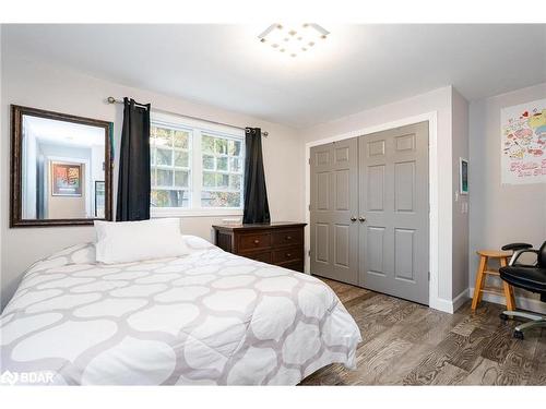 33 Frank Street, Wasaga Beach, ON - Indoor Photo Showing Bedroom