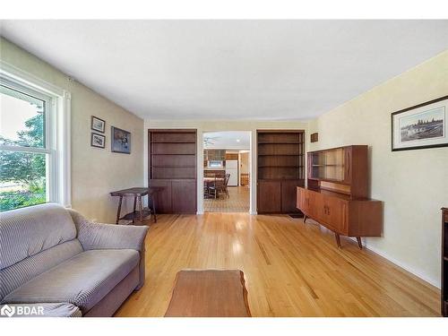 1736 Killarney Beach Road, Innisfil, ON - Indoor Photo Showing Living Room