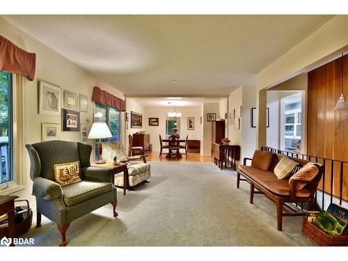 31 Maplecrest Crt, Oro-Medonte, ON - Indoor Photo Showing Living Room