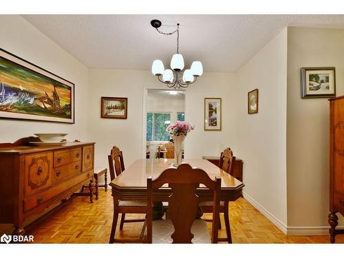 31 Maplecrest Crt, Oro-Medonte, ON - Indoor Photo Showing Dining Room