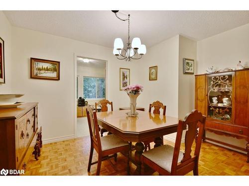 31 Maplecrest Crt, Oro-Medonte, ON - Indoor Photo Showing Dining Room