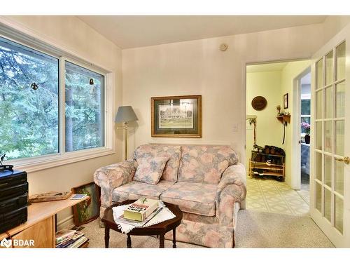 31 Maplecrest Crt, Oro-Medonte, ON - Indoor Photo Showing Living Room