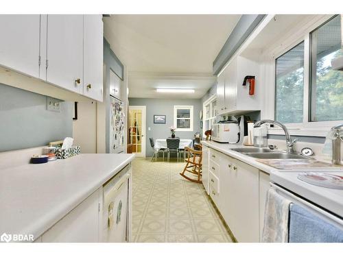 31 Maplecrest Crt, Oro-Medonte, ON - Indoor Photo Showing Kitchen With Double Sink