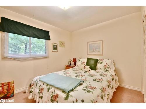 31 Maplecrest Crt, Oro-Medonte, ON - Indoor Photo Showing Bedroom