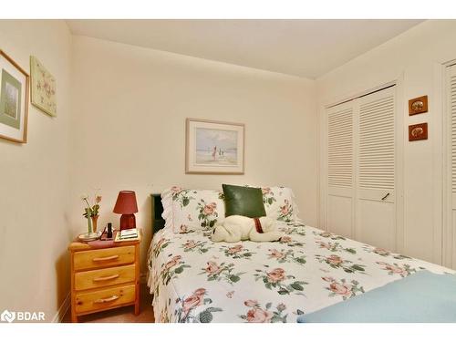 31 Maplecrest Crt, Oro-Medonte, ON - Indoor Photo Showing Bedroom