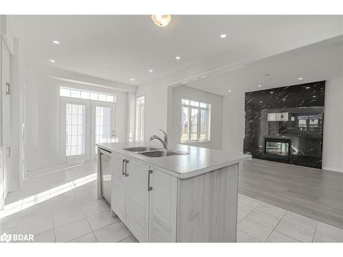 28 Sanford Circle, Springwater, ON - Indoor Photo Showing Kitchen With Double Sink With Upgraded Kitchen