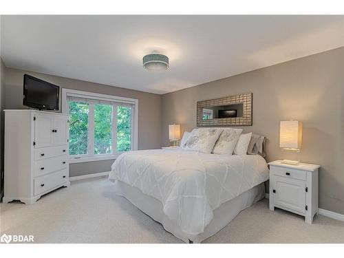 48 Lawrence Avenue, Minesing, ON - Indoor Photo Showing Bedroom