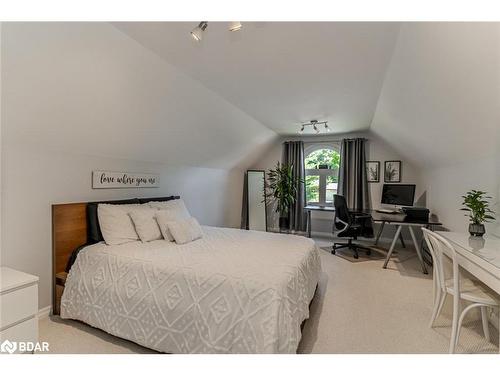 48 Lawrence Avenue, Minesing, ON - Indoor Photo Showing Bedroom