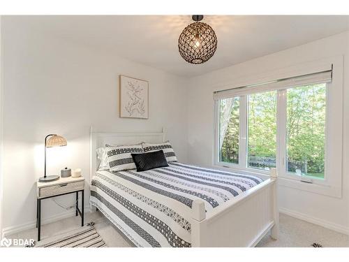 48 Lawrence Avenue, Minesing, ON - Indoor Photo Showing Bedroom