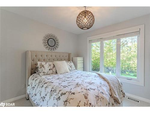 48 Lawrence Avenue, Minesing, ON - Indoor Photo Showing Bedroom