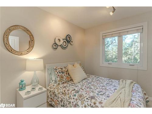 48 Lawrence Avenue, Minesing, ON - Indoor Photo Showing Bedroom