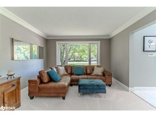 48 Lawrence Avenue, Minesing, ON - Indoor Photo Showing Living Room