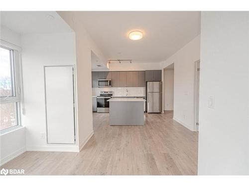 401-56 Lakeside Terrace, Barrie, ON - Indoor Photo Showing Kitchen