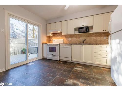 28-120 D'Ambrosio Drive, Barrie, ON - Indoor Photo Showing Kitchen