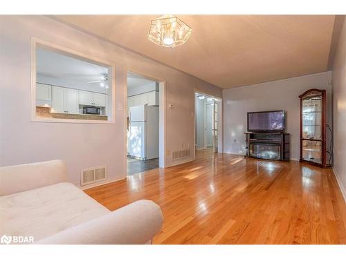 28-120 D'Ambrosio Drive, Barrie, ON - Indoor Photo Showing Living Room