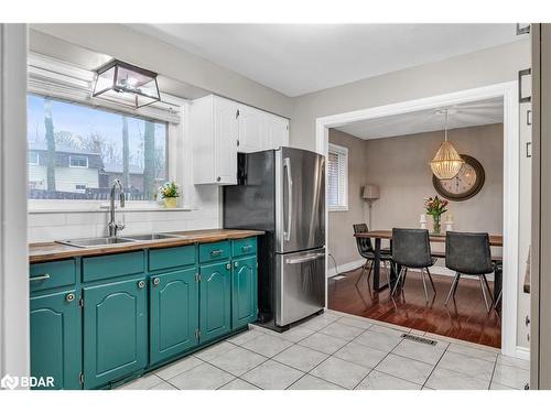 10 Birchwood Drive, Barrie, ON - Indoor Photo Showing Kitchen With Double Sink