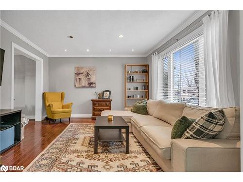 10 Birchwood Drive, Barrie, ON - Indoor Photo Showing Living Room