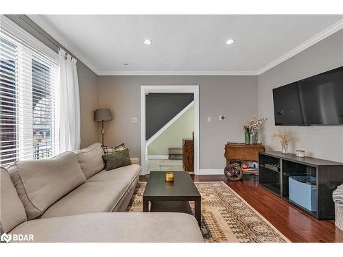 10 Birchwood Drive, Barrie, ON - Indoor Photo Showing Living Room