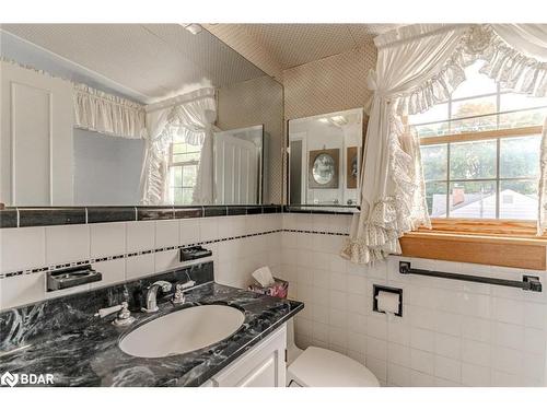 63 Nelson Street, Barrie, ON - Indoor Photo Showing Bathroom