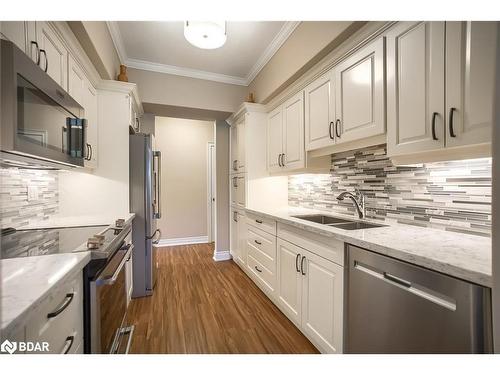 101-720 Yonge Street Street, Barrie, ON - Indoor Photo Showing Kitchen With Double Sink With Upgraded Kitchen