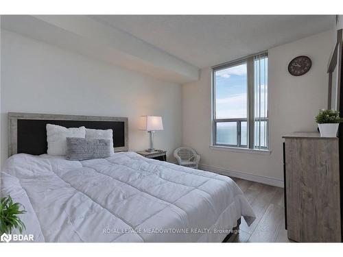 1013-135 Hillcrest Avenue, Mississauga, ON - Indoor Photo Showing Bedroom