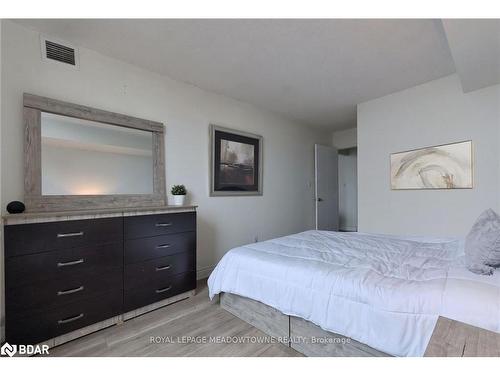 1013-135 Hillcrest Avenue, Mississauga, ON - Indoor Photo Showing Bedroom