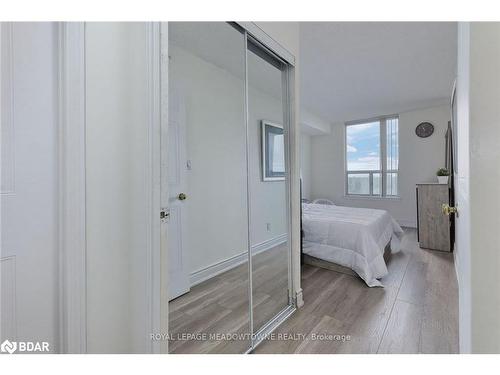 1013-135 Hillcrest Avenue, Mississauga, ON - Indoor Photo Showing Bedroom