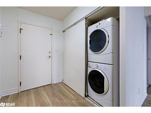 1013-135 Hillcrest Avenue, Mississauga, ON - Indoor Photo Showing Laundry Room