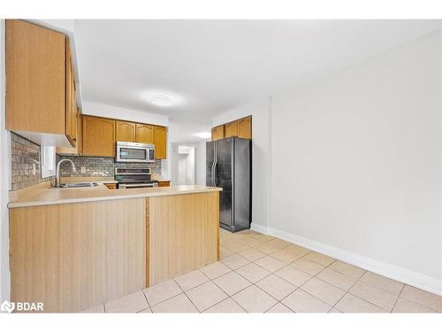 134 Country Lane, Barrie, ON - Indoor Photo Showing Kitchen