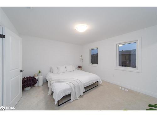 137 Turnberry Lane, Barrie, ON - Indoor Photo Showing Bedroom