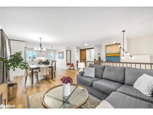 47 Monique Crescent, Barrie, ON - Indoor Photo Showing Living Room