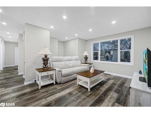 12 Riverdale Drive, Wasaga Beach, ON - Indoor Photo Showing Living Room