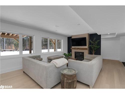 24 Oldenburg Court Court, Oro-Medonte, ON - Indoor Photo Showing Living Room With Fireplace