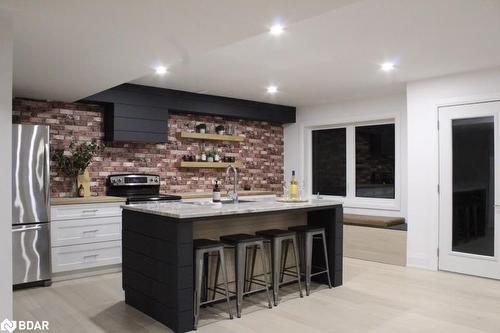 24 Oldenburg Court Court, Oro-Medonte, ON - Indoor Photo Showing Kitchen