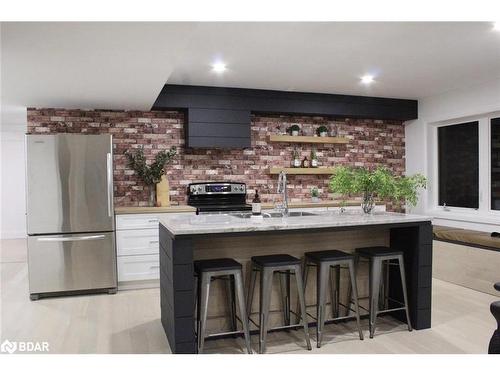 24 Oldenburg Court Court, Oro-Medonte, ON - Indoor Photo Showing Kitchen