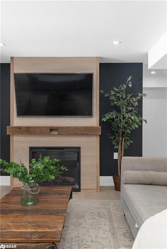 24 Oldenburg Court Court, Oro-Medonte, ON - Indoor Photo Showing Living Room With Fireplace