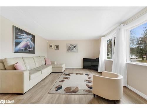 14 Western Avenue, Innisfil, ON - Indoor Photo Showing Living Room