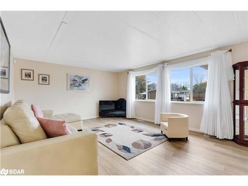 14 Western Avenue, Innisfil, ON - Indoor Photo Showing Living Room