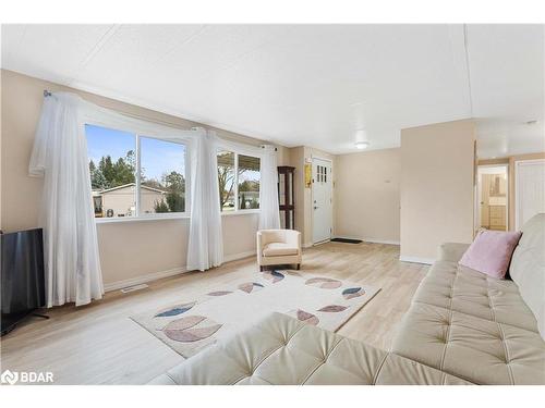 14 Western Avenue, Innisfil, ON - Indoor Photo Showing Living Room