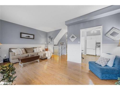 70 Bruce Crescent, Barrie, ON - Indoor Photo Showing Living Room