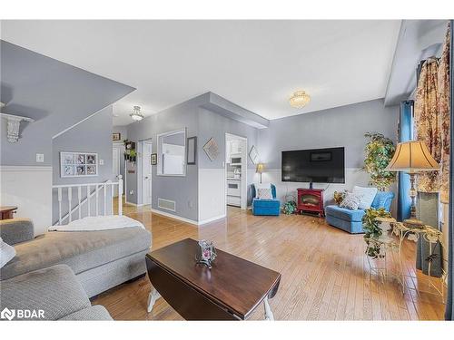 70 Bruce Crescent, Barrie, ON - Indoor Photo Showing Living Room