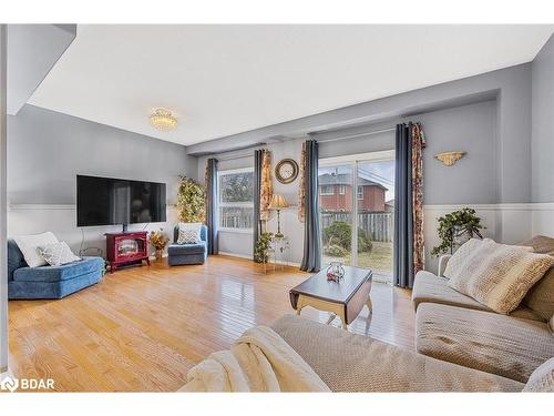 70 Bruce Crescent, Barrie, ON - Indoor Photo Showing Living Room