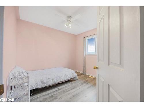 70 Bruce Crescent, Barrie, ON - Indoor Photo Showing Bedroom