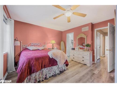 70 Bruce Crescent, Barrie, ON - Indoor Photo Showing Bedroom